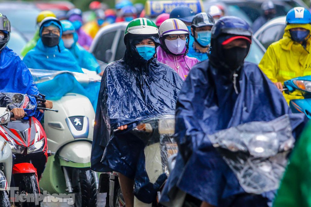 Cả trăm người và phương tiện chen lấn, nhích từng mét...