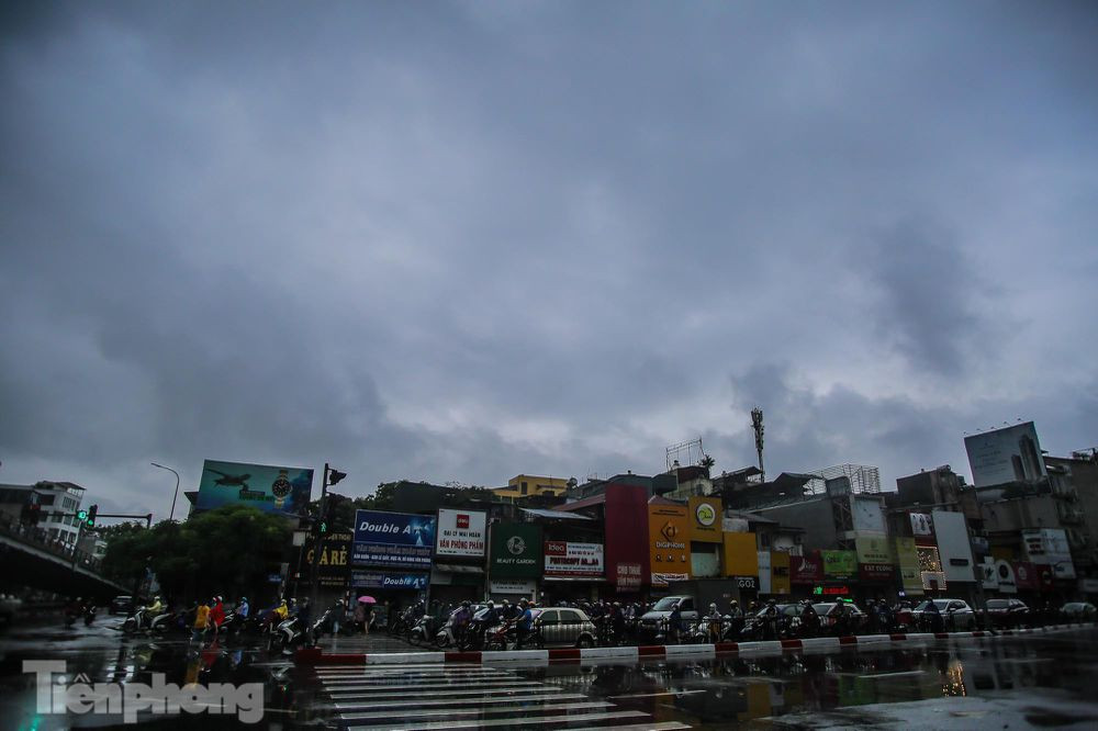 Bầu trời xám xịt phủ kín Hà Nội trong buổi sáng ngày hôm nay.