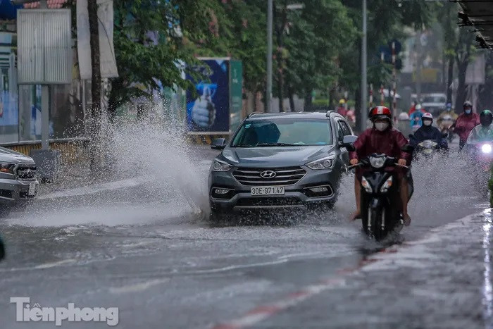 Phương tiện "rẽ sóng" qua phố Láng Hạ.