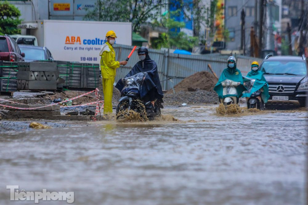 Theo Trung tâm Dự báo Khí tượng Thủy văn Quốc gia, do ảnh hưởng của rãnh áp thấp kết hợp với hội tụ gió lên đến mực 5000m nên từ chiều tối 9/6, ở các tỉnh Bắc Bộ có mưa dông, cục bộ có mưa vừa, mưa to. Từ đêm nay đến ngày 10/6, khu vực Hà Nội có mưa vừa và dông, cục bộ mưa to. Trong mưa dông có khả năng xảy ra lốc, sét, mưa đá và gió giật mạnh.