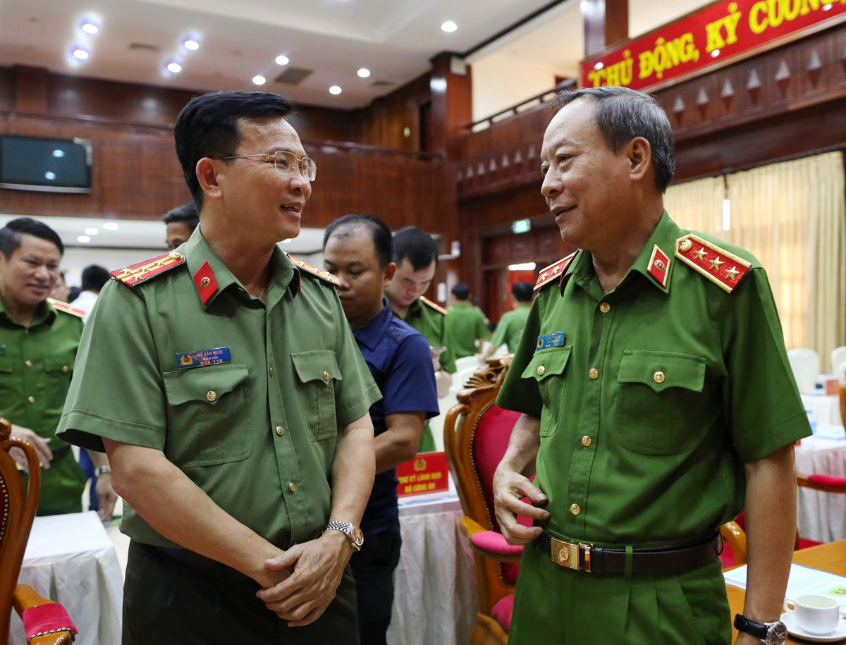Thượng tướng Lê Quý Vương (bên phải ảnh) là người có nhiều chỉ đạo sát sao, triển khai nhiều biện pháp ngăn chặn ma túy từ xa, ngay từ bên kia biên giới với quan điểm “đẩy ma túy ra xa Việt Nam”.