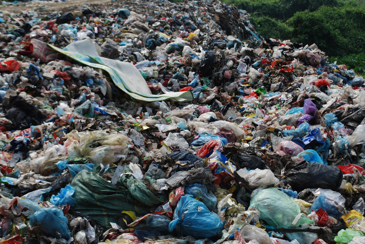 Mỗi ngày bãi rác tiếp nhận hàng tấn rác thải sinh hoạt, dồn ứ, để lộ thiên suốt thời gian qua được đổ về đây, trên đống rác đầy đủ các loại rác, túi ni lông, chiếu, bao tải...gây ô nhiễm môi trường nghiêm trọng, ảnh đến đời sống của bà con nhân dân.