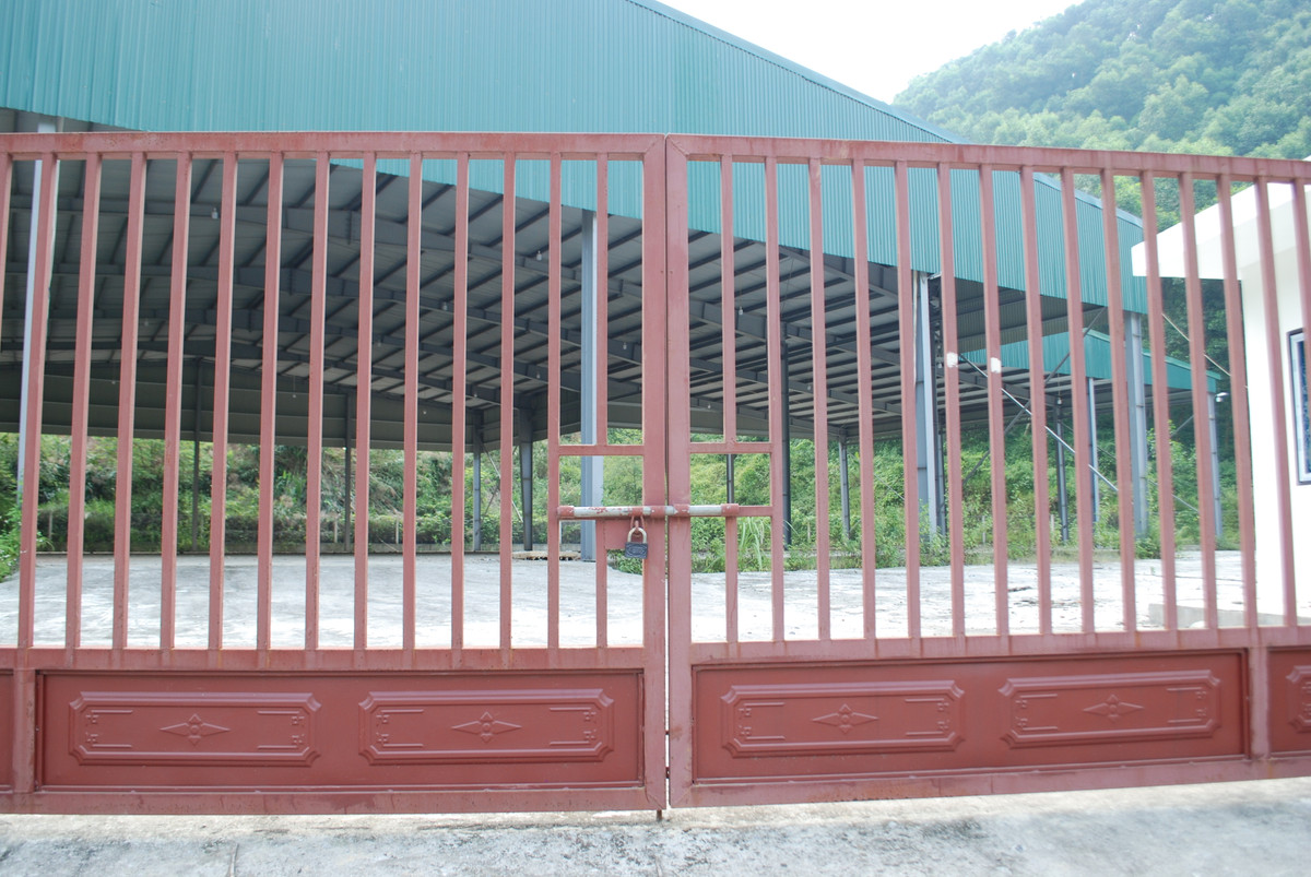 Phía bên ngoài dự án cửa đóng then cài.