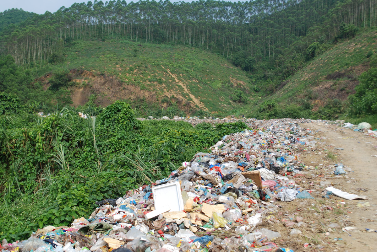 Chị Nguyễn Thị Hoa, khu Bến Sơn, thị trấn Yên Lập bức xúc nói: ''Nhà tôi ở gần bãi rác nên bị ô nhiễm môi trường rất nặng nề. Buổi tối, bãi rác bốc mùi hôi thối. Ban ngày nắng cũng thế, nước sinh hoạt thì không đảm bảo.''