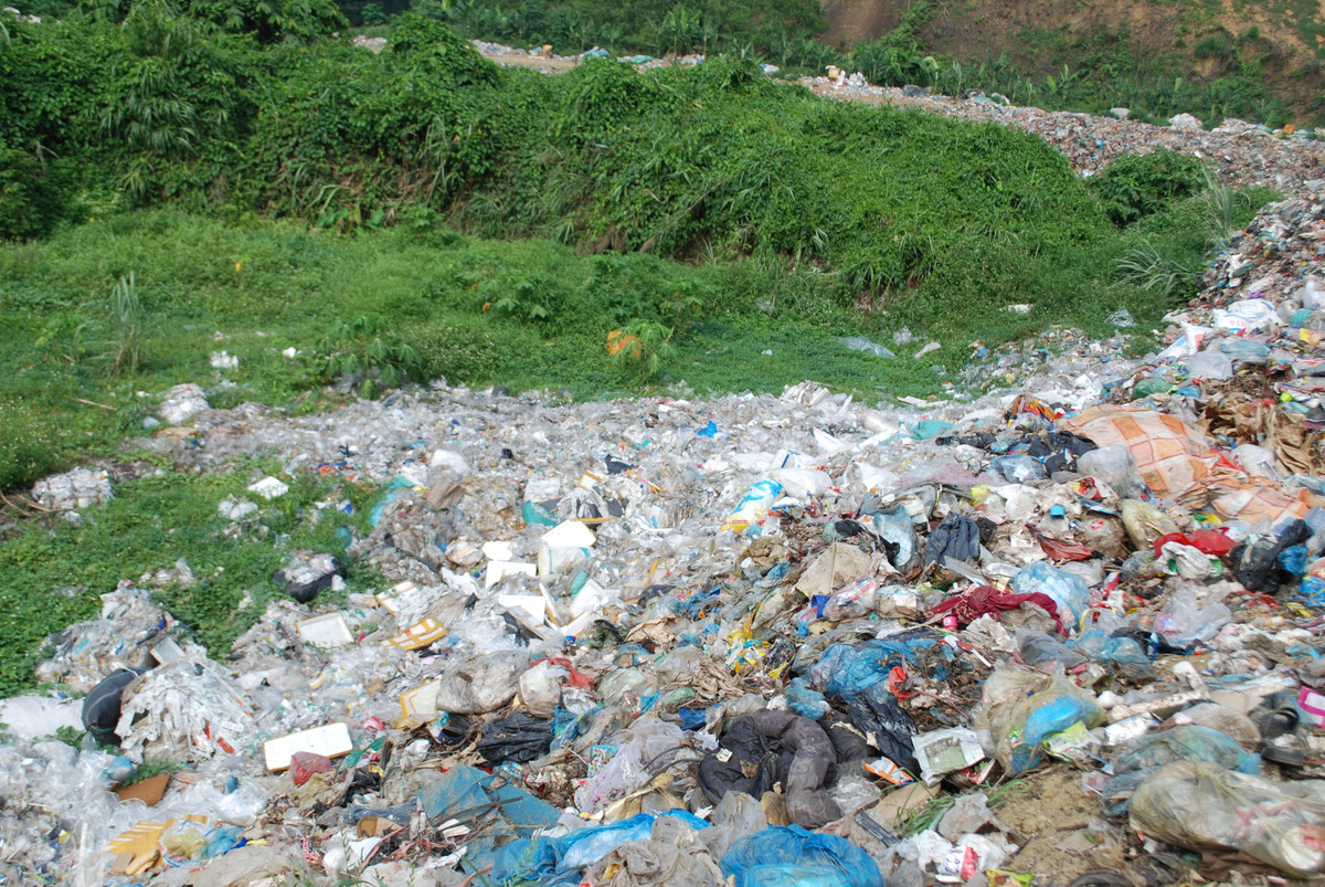 Theo người dân cho biết, hàng ngày, chúng tôi đều phải sống chung với ruồi, mùi hôi thối, rất khó thở.