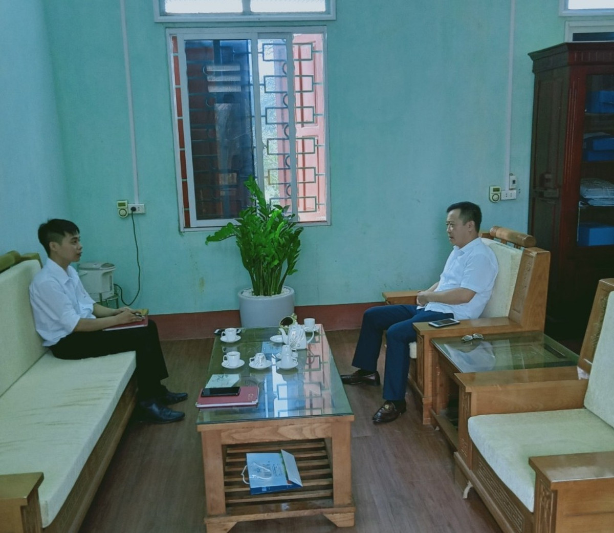 Ông Nguyễn Hồng Quang - GĐ Trung tâm Phát triển Cụm CN &amp; Công trình Công cộng huyện Yên Lập cho biết: ''Vấn đề người dân phản ánh là đúng sự thật, chúng tôi cũng thường xuyên phun khử khuẩn từ 1/2 lần/ngày và thuê máy san gạt, lấp....