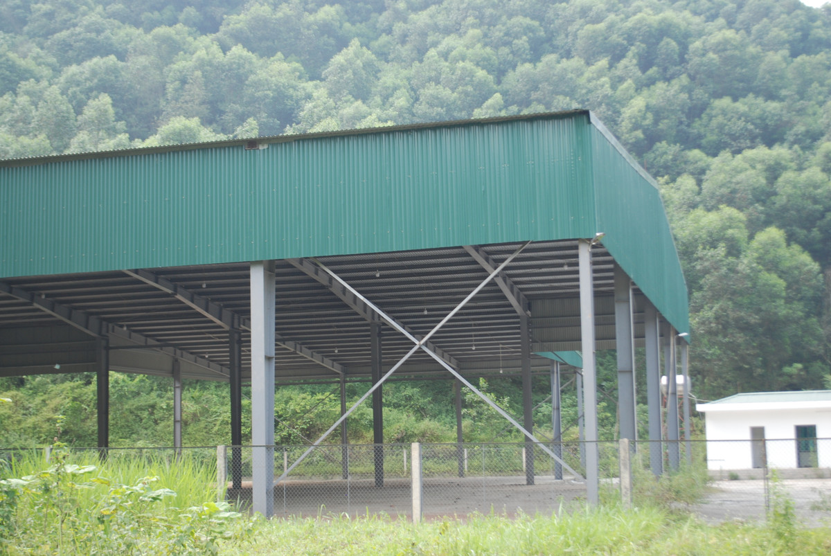 ''Còn dự án khu tập kết rác thải thì bên trung tâm chưa được bàn giao, đang chờ nguồn kinh phí, chưa hoàn thiện. Cũng rất mong muốn, khu tập kết rác thải sớm được bàn giao, đi vào hoạt động để giải quyết tình trạng rác thải để tràn lan như trên''- ông Quang chia sẻ thêm. 