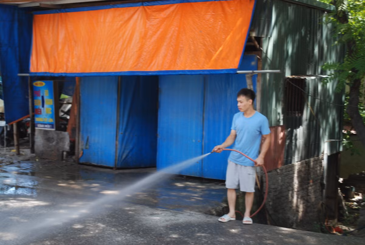 Anh Nguyễn Mạnh Cường (người dân sinh sống dọc tuyến đường Hoàng Tăng Bí) bức xúc nói: ''Hàng ngày, xe quá tải ngày đêm hoành hành tuyến đường này, bất kể giờ cấm. Cách đây mấy năm về trước dân phản ánh quá thì họ mới tưới nước cho một thời gian, sau đó thì họ lại phó mặc cho dân. Chúng tôi rất nhiều lần đề nghị lên cấp có thẩm quyền nhưng vẫn chưa được giải quyết thấu đáo.''