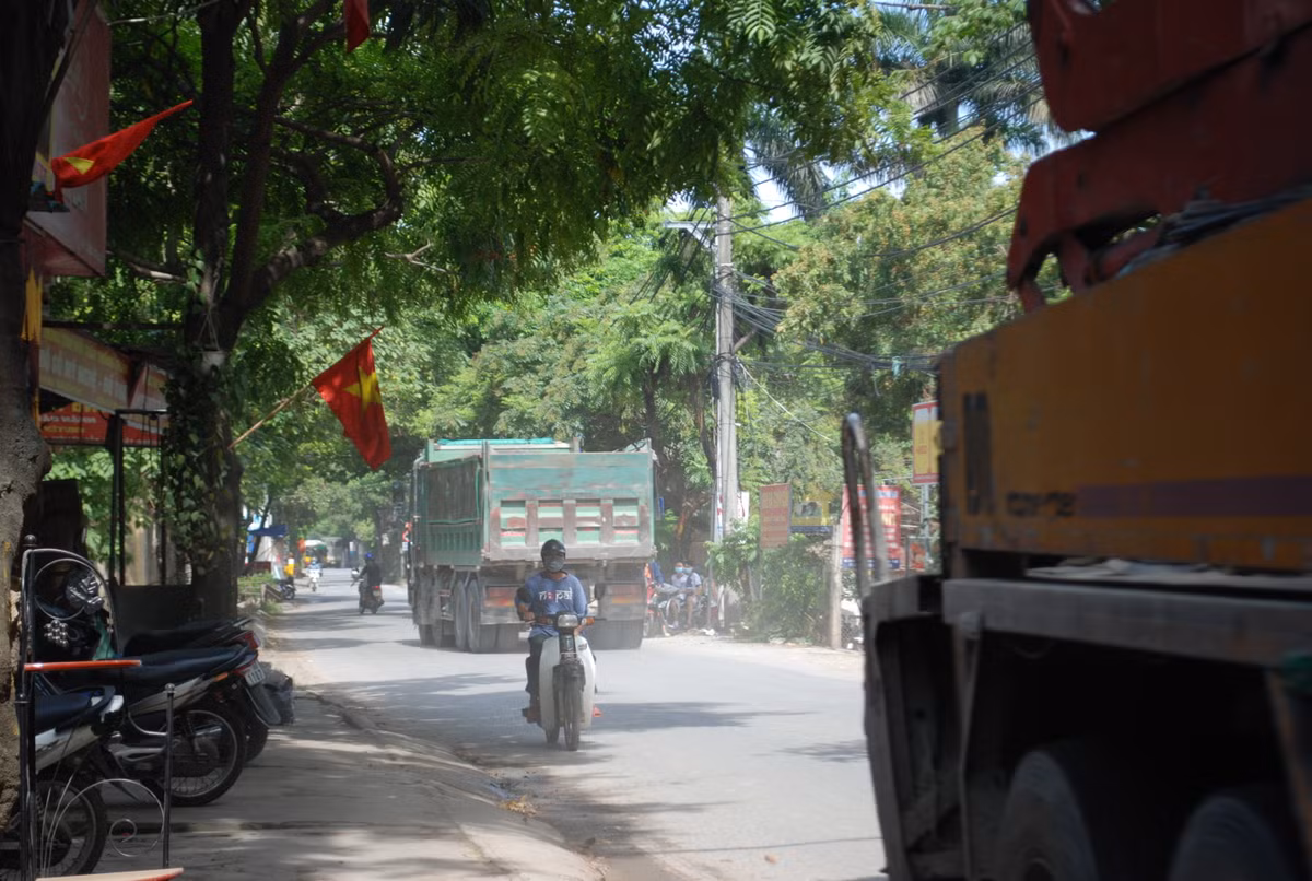 Thời gian gần đây, người dân dọc tuyến đường Hoàng Tăng Bí (phường Đức Thắng, quận Nam Từ Liêm, Hà Nội) liên tục phản ánh về việc xe quá tải chạy bất chấp ngày đêm, tiềm ẩn nguy cơ tai nạn, vật liệt rơi vãi ra đường, khói bụi gây ô nhiễm, tiềm ẩn nguy cơ tai nạn... khiến người dân bức xúc. Theo người dân, tình trạng này đã diễn ra trong thời gian dài nhưng chưa được cơ quan chức năng xử lý dứt điểm.