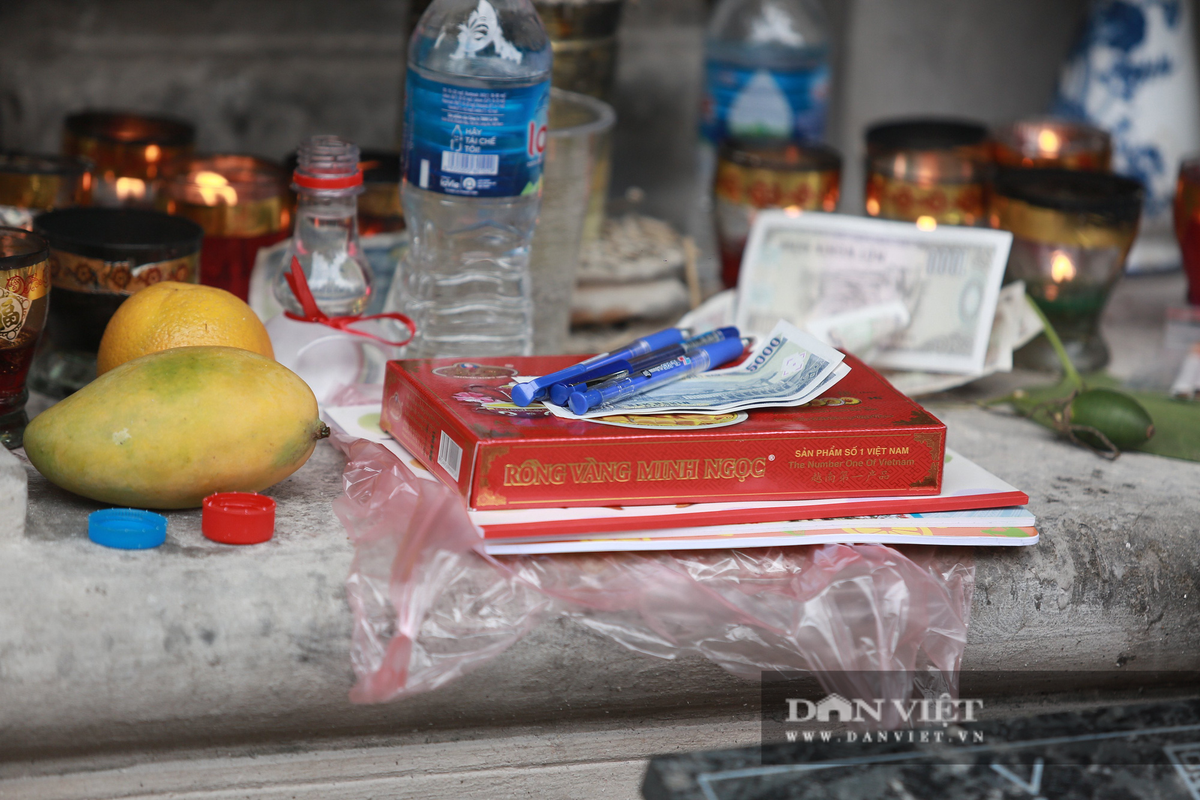 Phu huynh va si tu doi mua den Van Mieu cung vo but, ma thi sinh cau may truoc ngay thi lop 10-Hinh-2