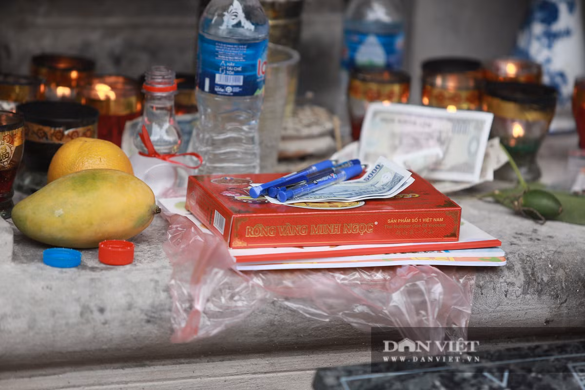 Phu huynh va si tu doi mua den Van Mieu cung vo but, ma thi sinh cau may truoc ngay thi lop 10-Hinh-2