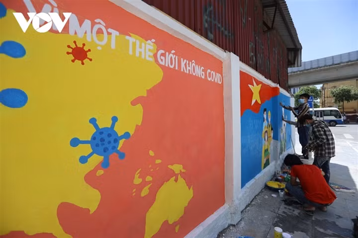 Những bức tranh tuyên truyền chống dịch COVID-19 được vẽ lên các bức tường tại một con phố ở Hà Nội đang thu hút sự quan tâm của người dân.