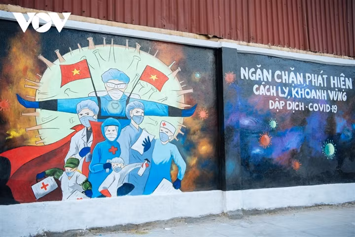 Các bức bích hoạ luôn kèm theo những thông điệp như: "Chung sức đồng lòng chống dịch COVID-19", "Vì một thế giới không COVID", "Ngăn chặn, phát hiện cách ly, khoanh vùng dập dịch COVID-19"..