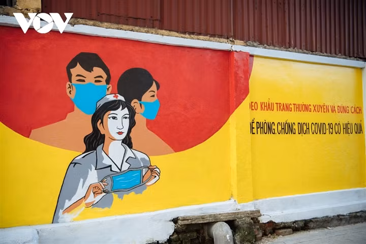 "Sốt, ho, khó thở đến ngay cơ sở y tế gần nhất để được tư vấn, thăm khám, chữa bệnh".