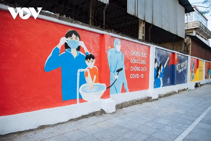 Người dân đi qua đây ai cũng bị thu hút bởi các bức bích hoạ.