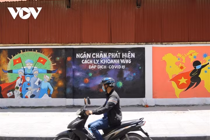 Nhằm góp phần tăng cường công tác thông tin, tuyên truyền phòng chống dịch bệnh COVID-19, quận đoàn Hà Đông đã khảo sát địa điểm và thống nhất cùng các hoạ sĩ thực hiện các bức bích hoạ lên trên những mảng tưởng tại phố Vũ Trọng Khánh, Hà Đông.