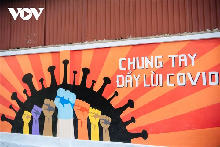 Các bức bích hoạ cũng nhằm tuyên truyền, nhắc nhở người dân các biện pháp phòng tránh dịch bệnh COVID-19 như đeo khẩu trang thường xuyên...