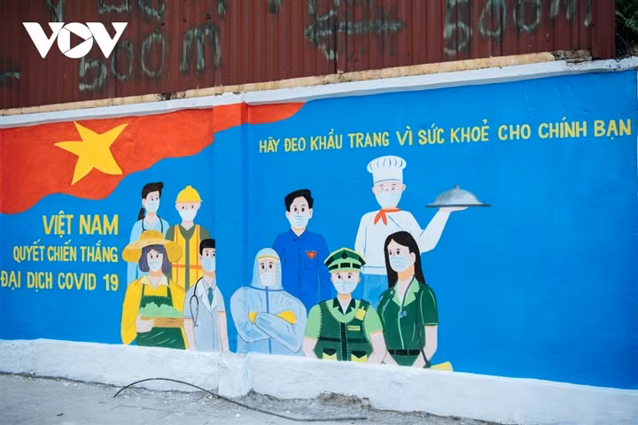 Độc đáo góc phố bích hoạ chống dịch COVID-19 tại Hà Nội