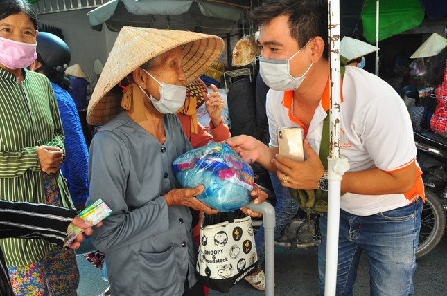 "Chợ 0 đồng" lan tỏa nghĩa tình trong mùa dịch COVID-19 ảnh 6Cùng hoàn cảnh, bà Nguyễn Thị Quỳnh Nga (60 tuổi) phường Lê Bình vừa nhận được rau cải vui mừng nói: "Chương trình này rất ý nghĩa, vì giúp đỡ cho người dân nghèo trong mùa dịch. Dịch bệnh buôn bán khó khăn, không làm ra tiền nên khi nhận được món quà này đỡ chi phí đồng nào hay đồng đó. Tôi mong gian hàng này duy trì lâu hơn nữa để không chỉ giúp tôi mà còn nhiều người nghèo khác vượt qua khó khăn".