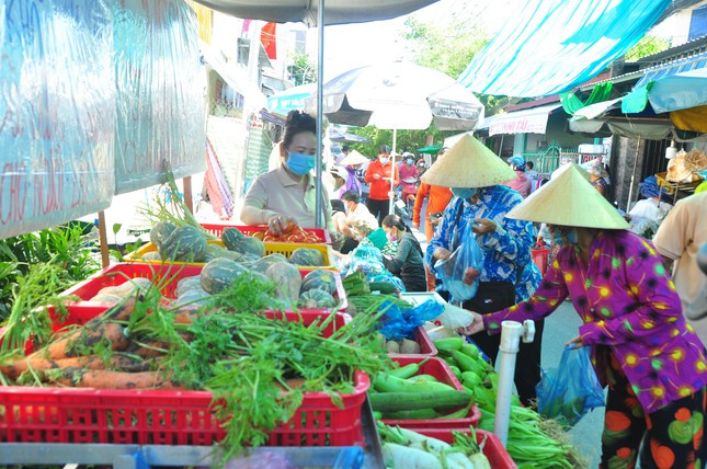 Bà Dương Thanh Hà (người có ý tưởng tổ chức Chợ 0 đồng) cho biết, đang mùa dịch, đời sống người dân bị ảnh hưởng nghiêm trọng, mấy hôm trước sang Vĩnh Long hỗ trợ khoai lang cho người dân gần chục tấn. Sau đó, suy nghĩ sẽ mở rộng thêm và quyết định mở Chợ 0 đồng ngay tại đây để giúp đỡ cho người dân lao động, bán vé số. Hoạt động này được người thân trong gia đình và mạnh thường quân ủng hộ và "tiếp lửa" về kinh phí cũng như nhu yếu phẩm để duy trì.