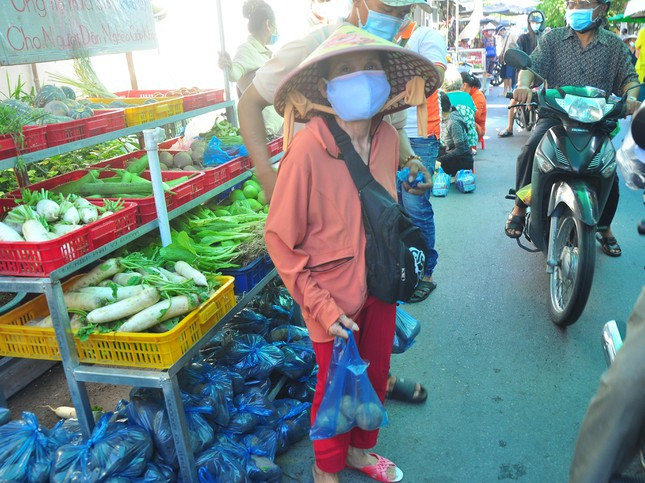 Cụ già bán vé số tranh thủ ghé xin khoai về nấu ăn.