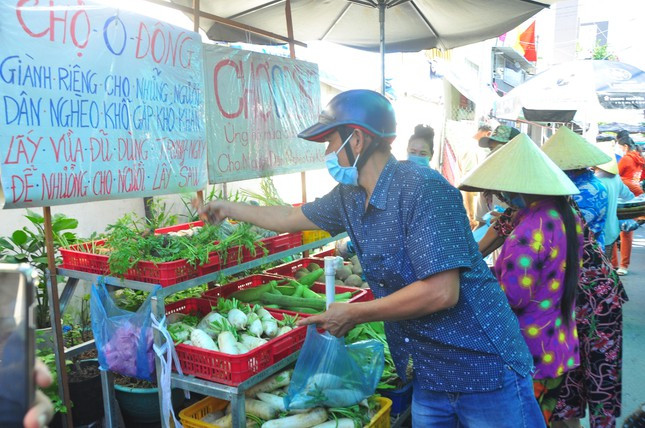 Người dân lựa rau quả.