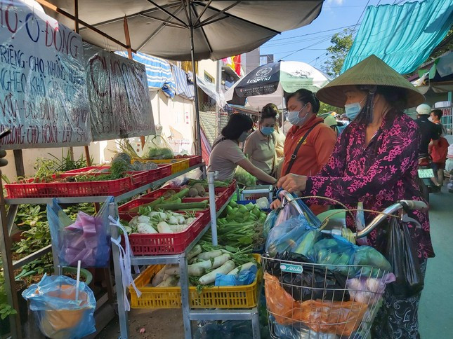 Người dân nghèo cảm thấy ấm áp với "Chợ 0 đồng', giúp họ giảm chi phí sinh hoạt hằng ngày trong mùa dịch COVID -19. - Ảnh: Hòa Hội 