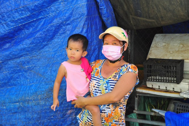 Bà Nguyễn Thị kim Quyên, khu vực Thạnh Mỹ, phường Lê Bình chở con gái đến nhận gạo và rau quả. Bà cho biết, có 2 đứa con, trước đây bán vé số nhưng mùa dịch ế ẩm nên nghỉ, còn chồng làm phụ hồ cuộc sống đắp đổi qua ngày. "Tôi mong dịch sớm qua để đi bán vé số và cuộc sống trở lại bình thường, chứ kéo dài buôn bán không được sẽ khổ", bà Quyên bộc bạch.