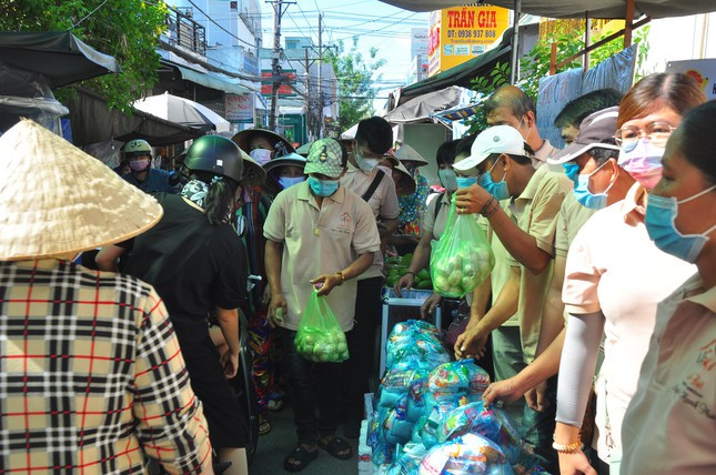 Người dân đến nhận nhu yếu phẩm từ "Chợ 0 đồng"