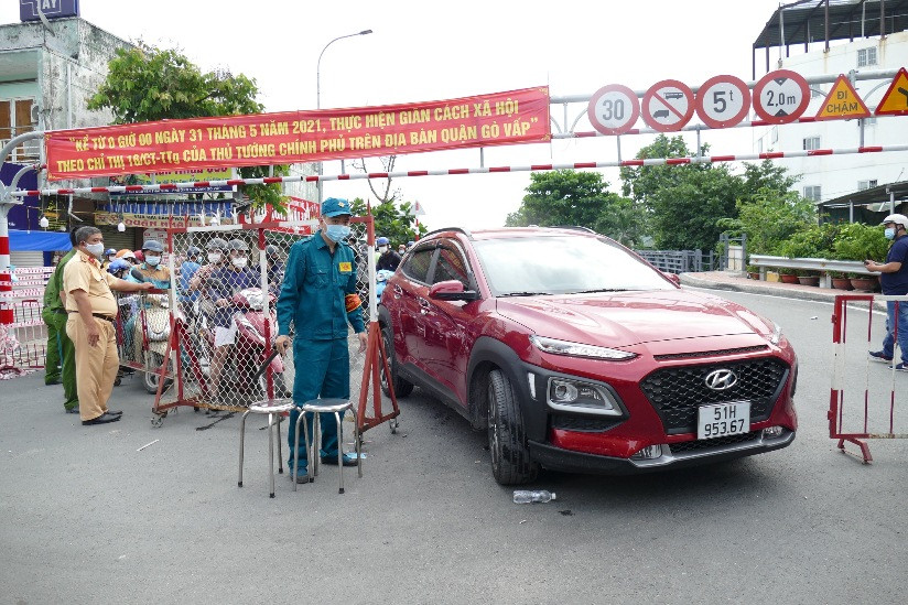 TP Hồ Chí Minh: Sáng 3/6, UBND TP.HCM có văn bản khẩn về thay đổi phương thức làm việc của cơ quan, đơn vị nhà nước nhằm đảm bảo phù hợp trong đợt cao điểm phòng, chống dịch COVID-19. Theo đó, cán bộ, công chức, viên chức và người lao động trên địa bàn quận Gò Vấp và phường Thạnh Lộc, Q.12 phải có xét nghiệm âm tính mới được ra ngoài làm việc. Động viên mọi người làm việc online, làm tại nhà. (Chốt kiểm dịch quận Gò Vấp) 