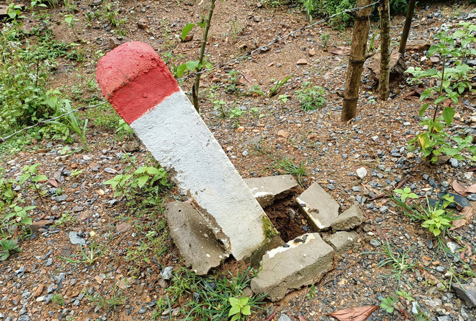 Cọc tiêu đường cũng được chôn sơ sài, người dân lay nhẹ đã đổ xiêu vẹo.