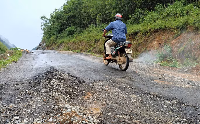 Tuyến đường 70 tỉ đồng chưa bàn giao đã nát như tương ở Thanh Hóa.