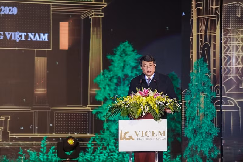 Chan dung tanThu truong Bo Xay dung Bui Hong Minh