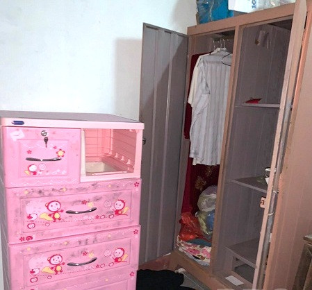 Di lam ve, nguoi nong dan phat hien tui dung vang cat trong tu nhua bi mat trom