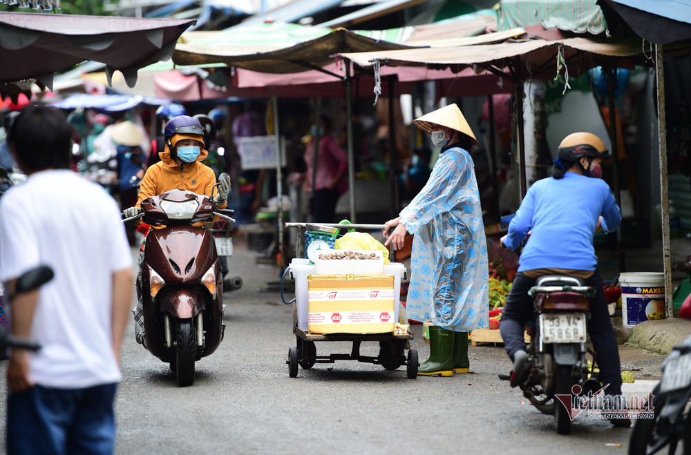 Cuoc song trong khu cach ly Go Vap, co ban hang quang 2 khau trang-Hinh-2