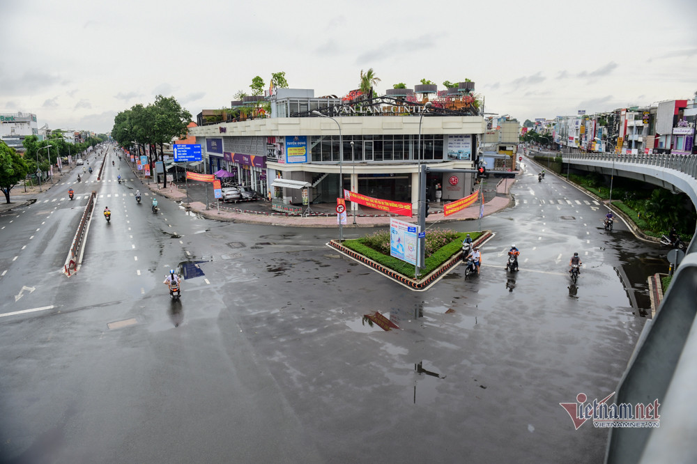 Cuoc song trong khu cach ly Go Vap, co ban hang quang 2 khau trang