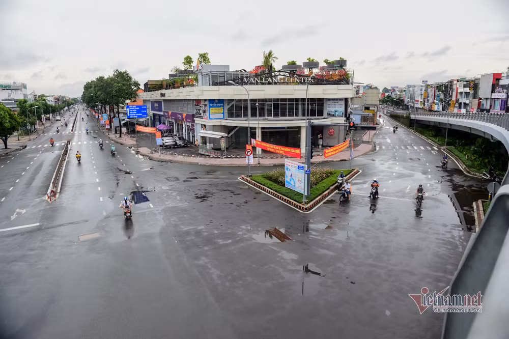 Cuoc song trong khu cach ly Go Vap, co ban hang quang 2 khau trang