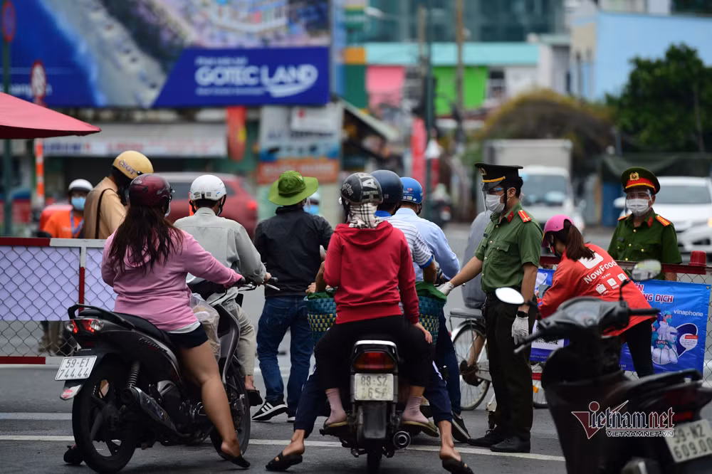 Cuoc song trong khu cach ly Go Vap, co ban hang quang 2 khau trang-Hinh-6