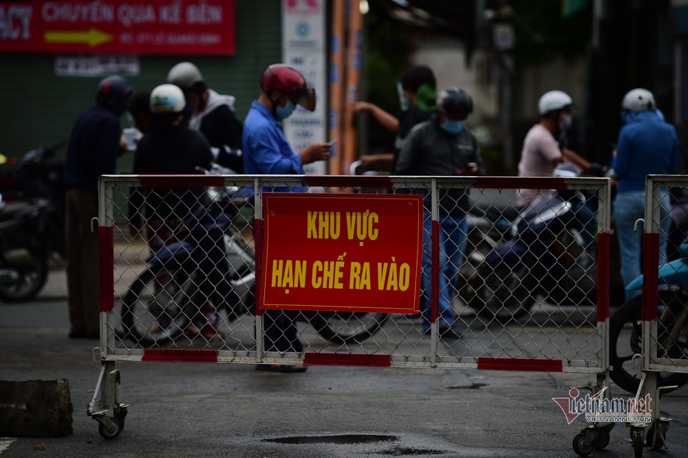 Để tăng cường công tác phòng chống dịch bệnh, hạn chế lây nhiễm cộng đồng, quận đã khẩn trương thành lập khu cách ly tập trung 2 tại Trung tâm bồi dưỡng chính trị quận (số lượng 100 giường).