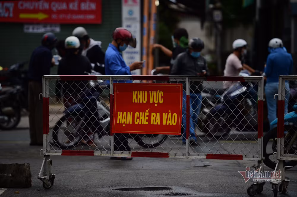 Để tăng cường công tác phòng chống dịch bệnh, hạn chế lây nhiễm cộng đồng, quận đã khẩn trương thành lập khu cách ly tập trung 2 tại Trung tâm bồi dưỡng chính trị quận (số lượng 100 giường).