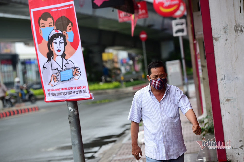 Quận cũng đã phối hợp cùng Sở Y tế, Sở Thông tin và Truyền thông triển khai phần mềm khai báo y tế điện tử và tổ chức việc kiểm tra khai báo y tế của người dân ra, vào quận Gò Vấp tại các chốt kiểm soát.