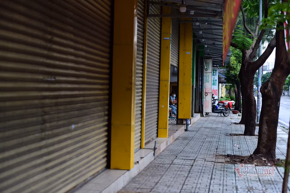 Hiện ngoài 12 chốt kiểm soát phòng dịch tại các cửa ngõ chính ra vào, quận kết hợp với các quận giáp danh lập 16 chốt để kiểm soát các hẻm nhỏ.