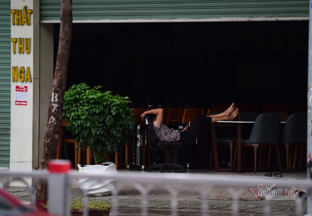 Bên cạnh đó, quận tổ chức lấy mẫu xét nghiệm cho gần 2.000 cán bộ, công chức, viên chức, người lao động đang cư ngụ trên địa bàn quận Gò Vấp đang công tác ngoài quận có tính chất quan trọng, đặc thù không thể làm việc tại nhà; đồng thời, tăng cường tuyên truyền, triển khai thực hiện việc khai báo y tế điện tử hàng ngày.