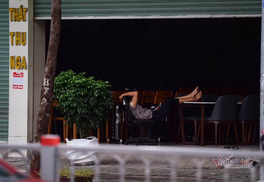 Bên cạnh đó, quận tổ chức lấy mẫu xét nghiệm cho gần 2.000 cán bộ, công chức, viên chức, người lao động đang cư ngụ trên địa bàn quận Gò Vấp đang công tác ngoài quận có tính chất quan trọng, đặc thù không thể làm việc tại nhà; đồng thời, tăng cường tuyên truyền, triển khai thực hiện việc khai báo y tế điện tử hàng ngày.