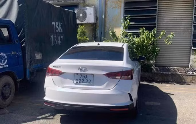 Chu nhan oto bien so “sieu dep” 75A-222.22: “Bam “rua” cai duoc lien“!-Hinh-2