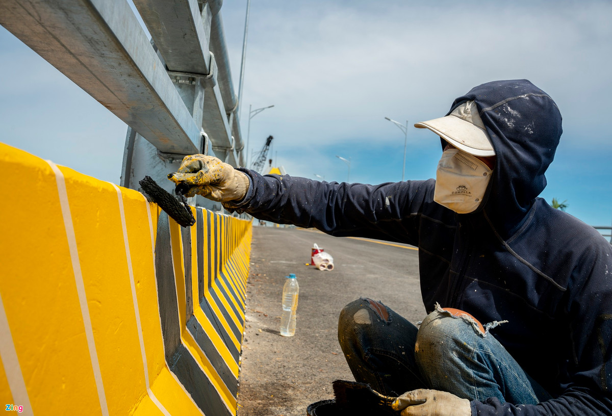 Công nhân Tô Xuân Mạnh chia sẻ: "Chúng tôi đang tập trung sơn, kẻ trang trí cầu để hoàn thành công trình, đưa vào sử dụng theo đúng tiến độ dự kiến".