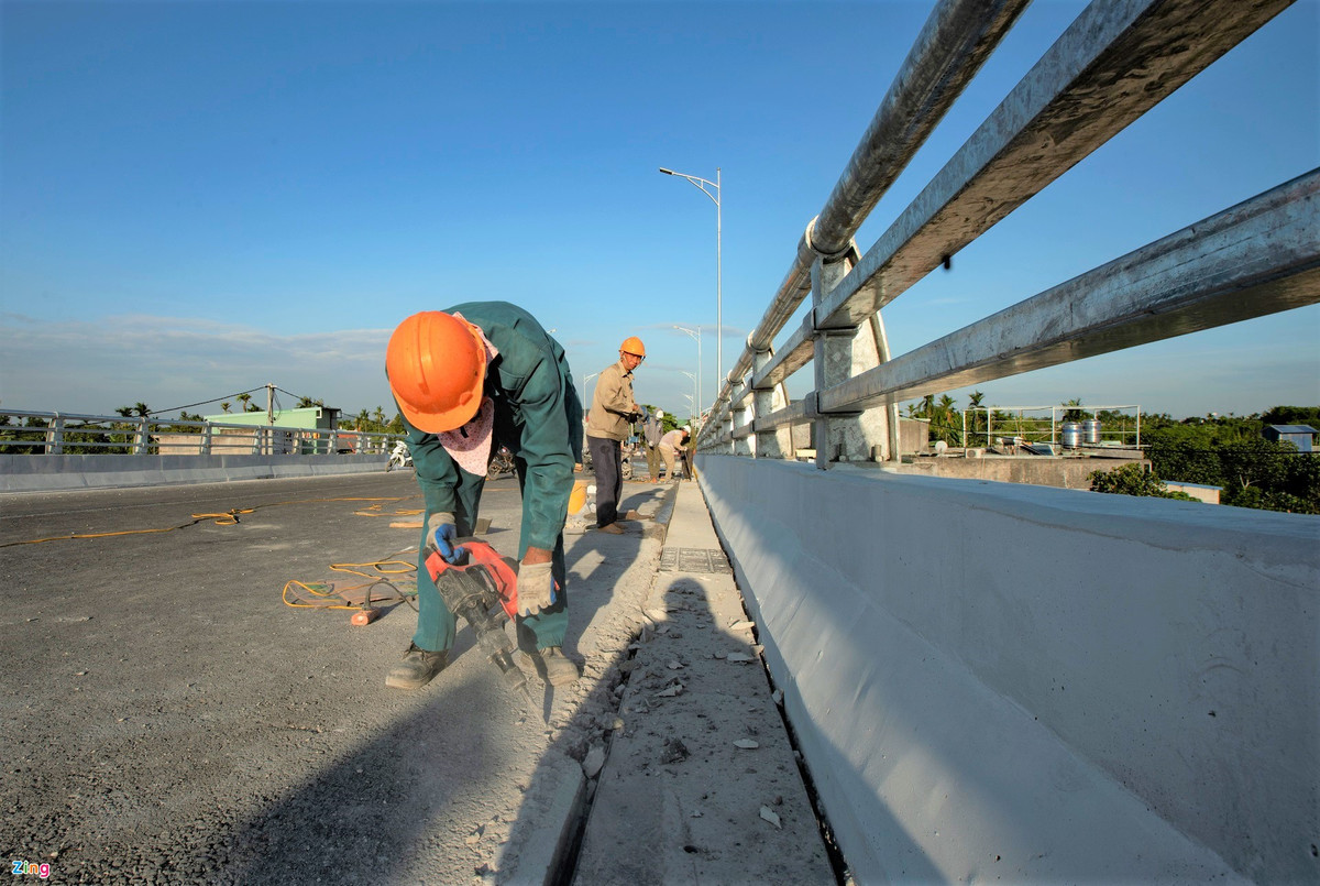 Lần này, cầu dự kiến thông xe vào cuối tháng 6. Các nhà thầu đang hoàn thiện những công việc cuối cùng. Bộ GTVT sẽ kiểm tra công tác nghiệm thu hoàn thành công trình trước ngày 20/6.