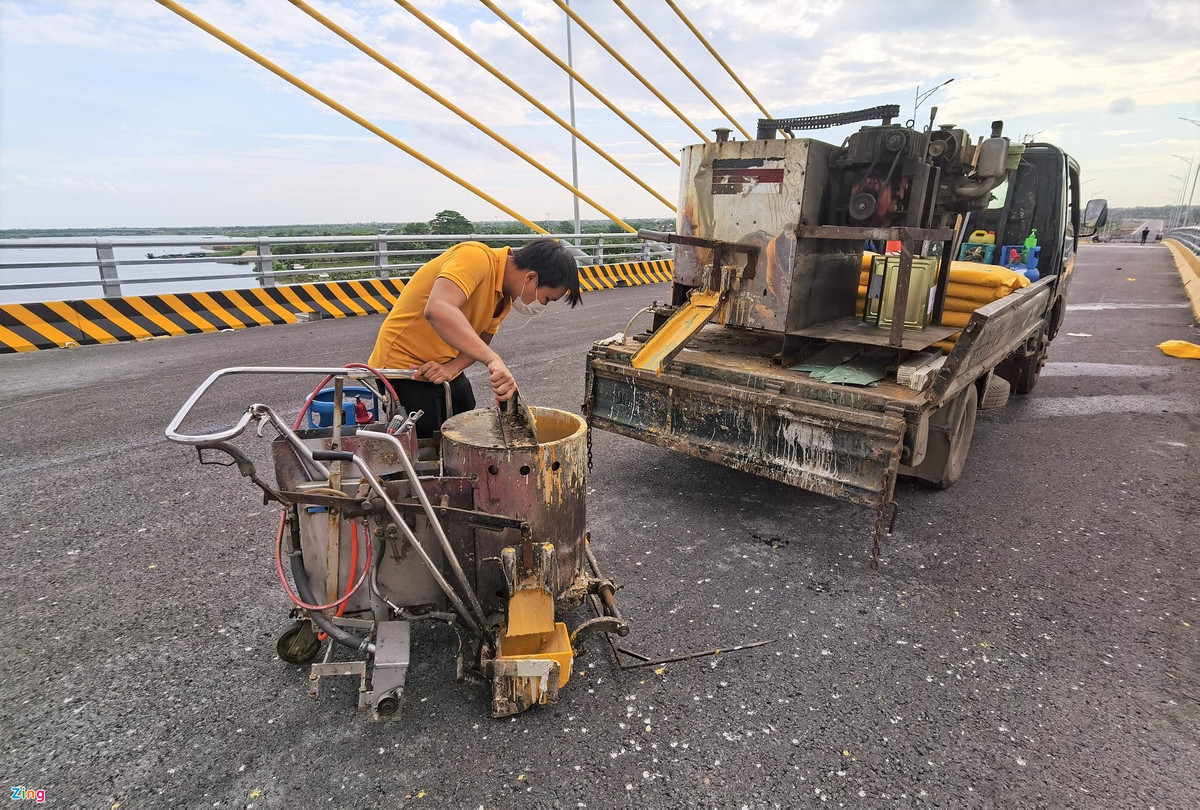 Đơn vị thi công đã hoàn thành toàn bộ kết cấu trên dưới, rải bê tông nhựa mặt cầu, lắp đặt khe co giãn, hệ thống chiếu sáng, lan can và thử tải.