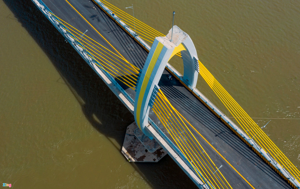 Cầu được thiết kế theo loại dầm cáp hỗn hợp (Extradosed) với các trụ chính trên sông hình hạt gạo, kèm hệ thống dây văng đỡ dầm. 