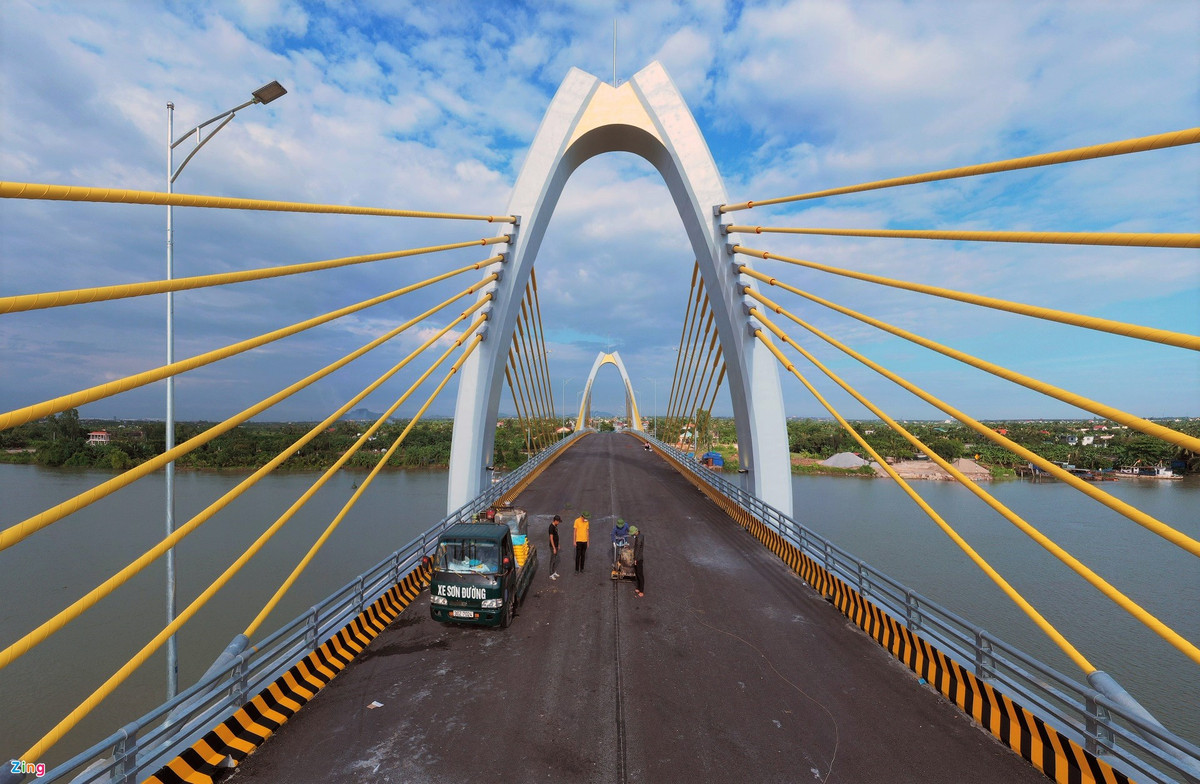 Cầu Quang Thanh mang dáng của cầu dây văng, mức đầu tư 398,6 tỷ đồng (trong đó Hải Phòng chi 396 tỷ, Hải Dương chi 2,6 tỷ).